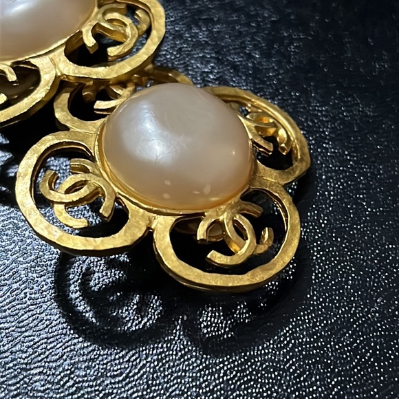 CHANEL vintage Pearl clip on earrings spring 1995 - Picture 3 of 5